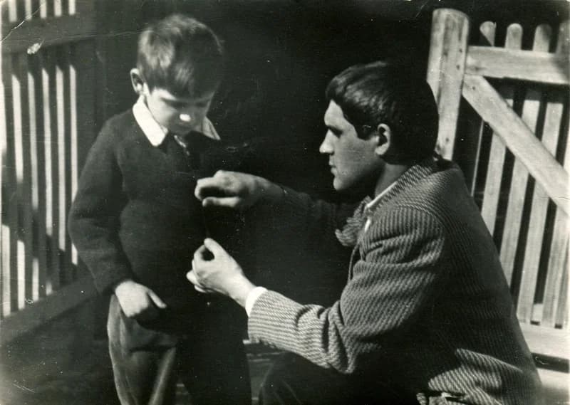 Benes József begombolja Benes László pulóverét