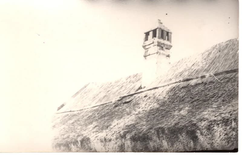 Nádtető kéménnyel