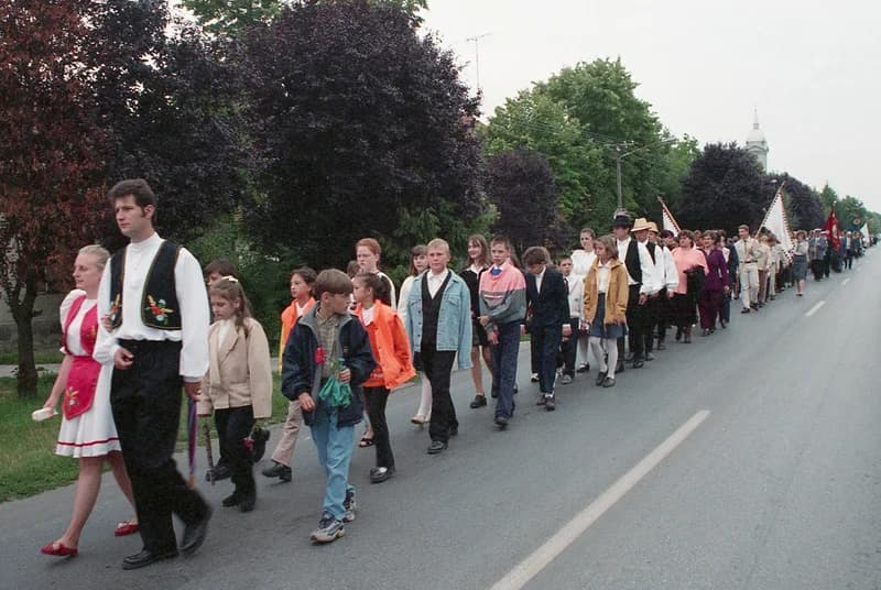 Temerin, Illés-napi menet, útban a Telep  városrészben  felépített, felszentelésre váró új templom felé