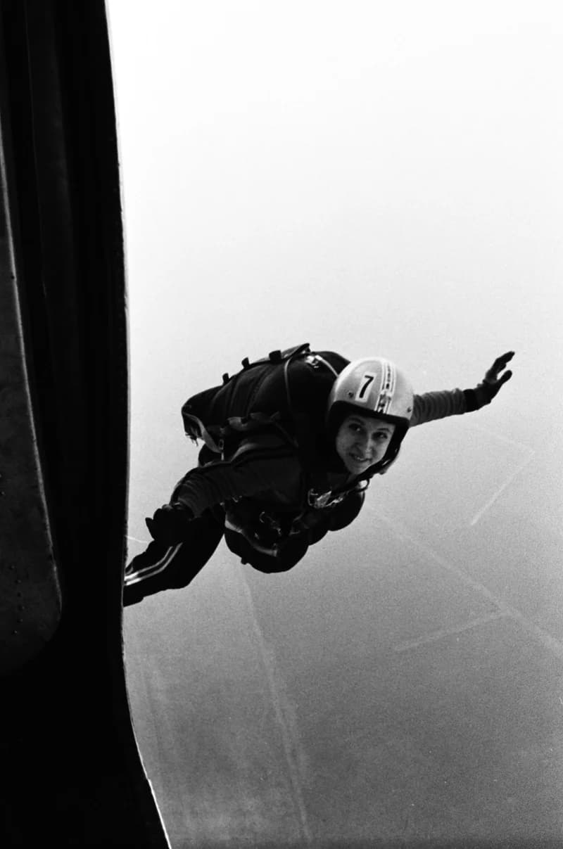 Ejtőernyősök a cseneji reptéren