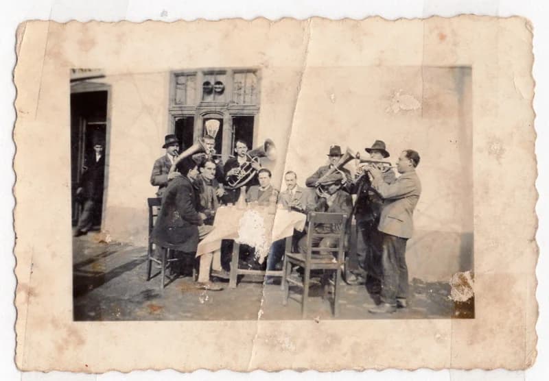 Társaság rezesbandával