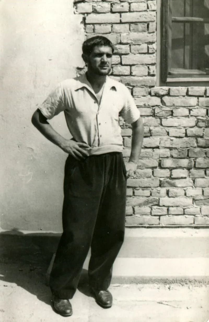 Benes József a Sóház előtt