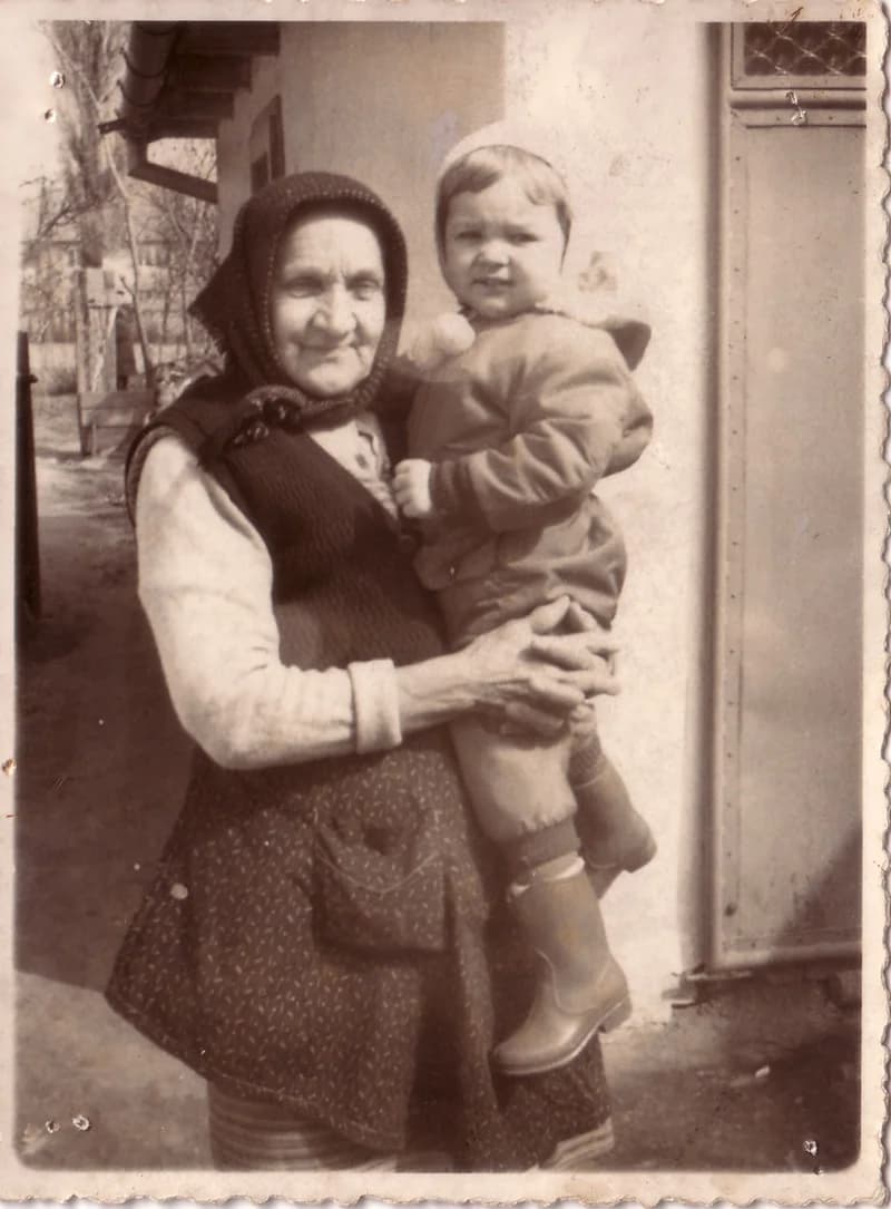 Néni karon ülő gyerekkel