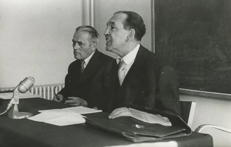 Sinkó Ervin a katedrán