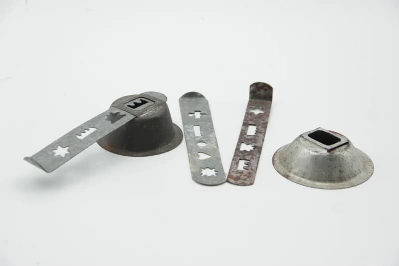 Daráltkeksz-kinyomó tartozékai (kinyomóformák és tálkák)