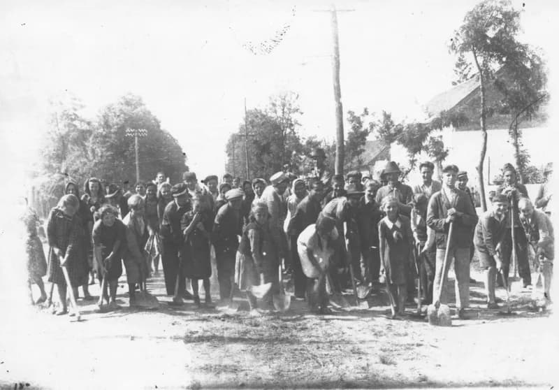 A Fő utca tisztítása a polgárokkal