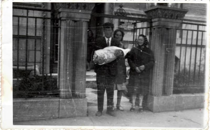 A szabadkai kórház előtt