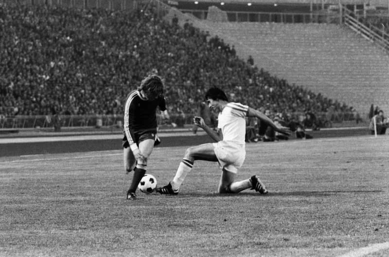 Futbalmeccsek : Újpest Dózsa-Honvéd 3:2; FTC-Vasas 1:1