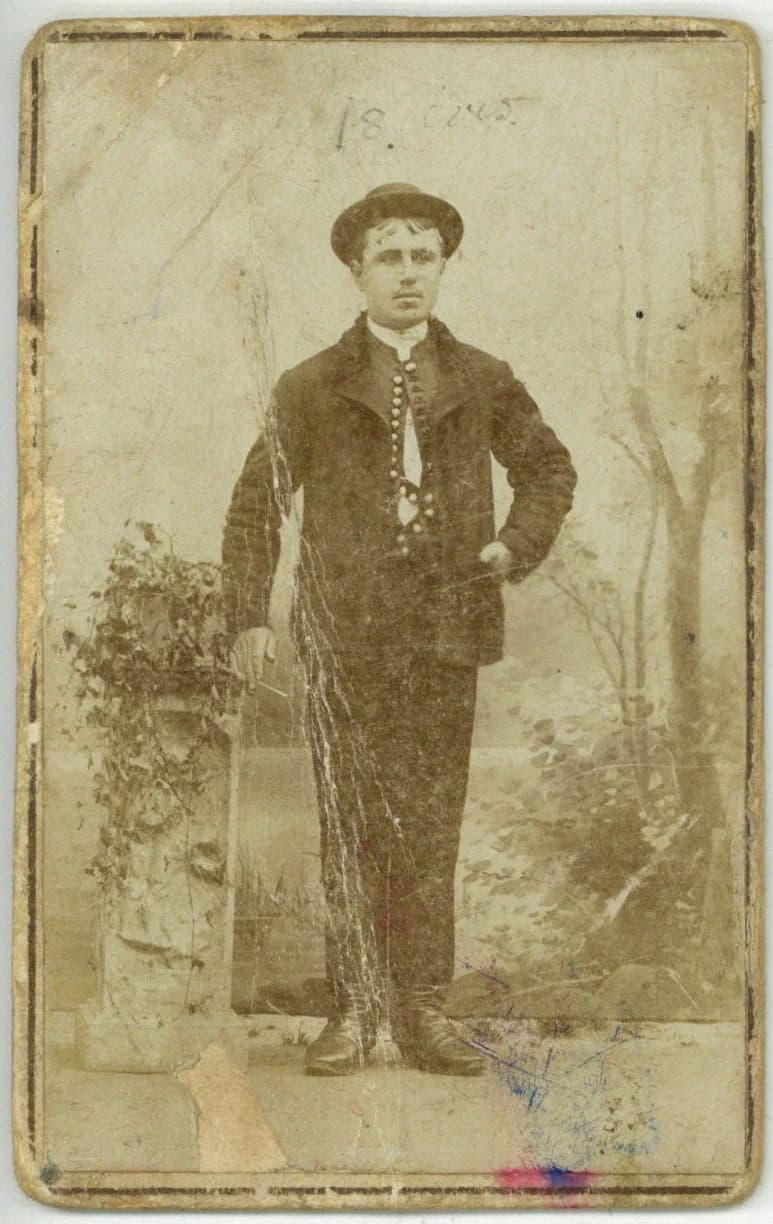 Legény pitykés mellényben