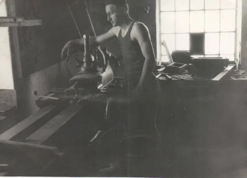 A műhelyben inasként