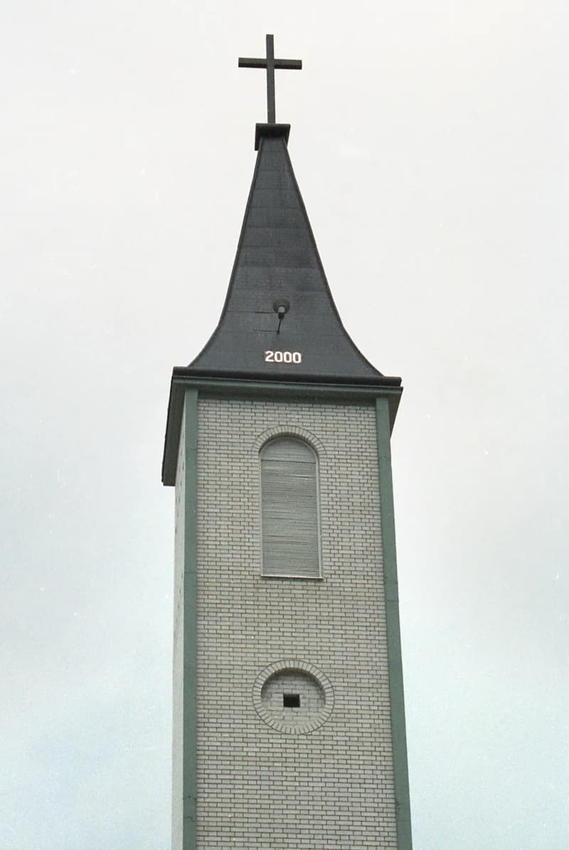 A temerini Lourdes-i Szűz Mária emléktemplom a felszentelése előtti estén, 2000. július 19.