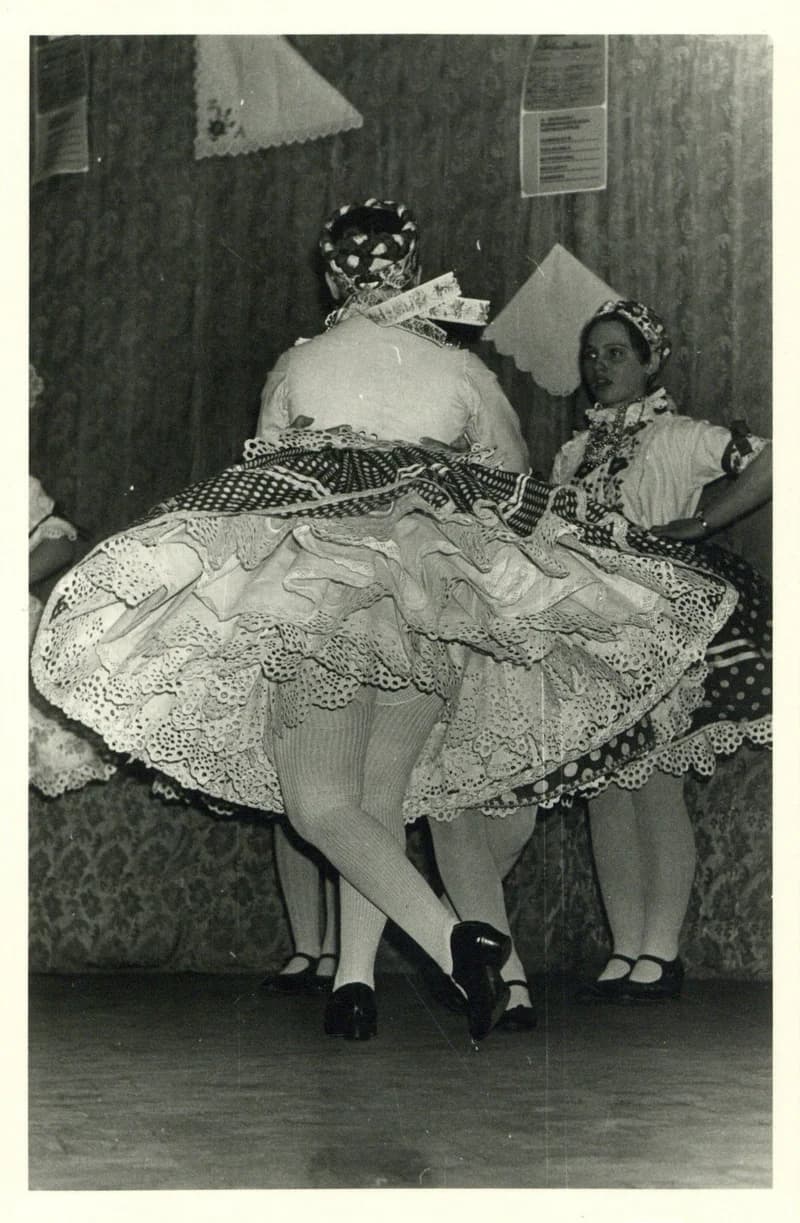 Csirajozó lányok – a doroszlói Gyöngyösbokréta fellépése