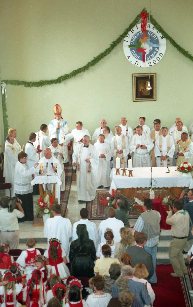 A temerini Lourdes-i Szűz Mária emléktemplom (Lourdes-i Boldogasszony templom)  felszentelési szertartása  és   ez  alkalomból  bemutatott szentmise, 2000. 7. 20,  Csütörtök