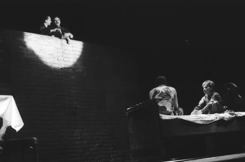 Mrozek: Ház a határon