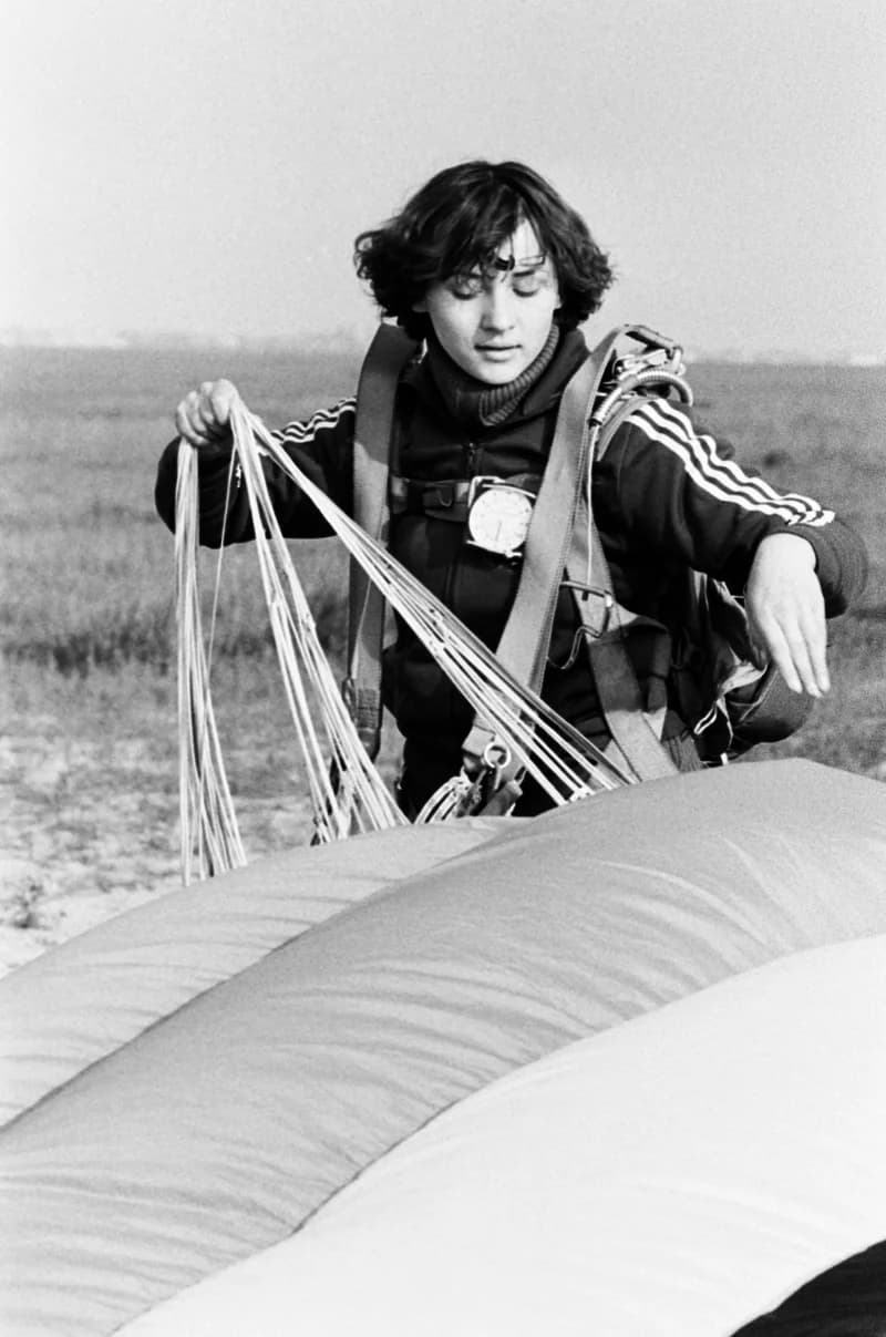 Ejtőernyősök a cseneji reptéren