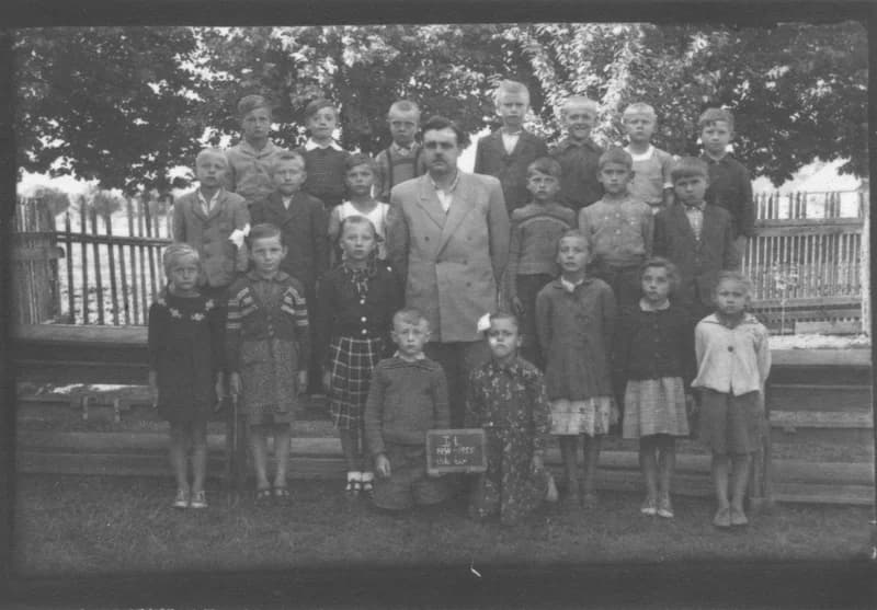 Osztálykép Nemes János tanítóval