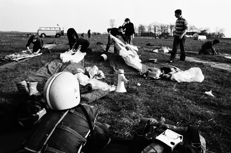 Ejtőernyősök a cseneji reptéren