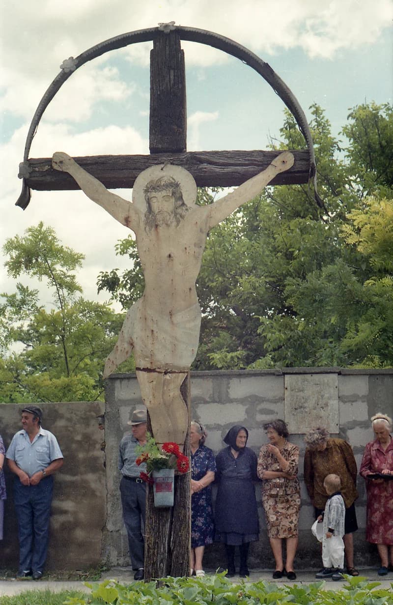 A régi Naszvagyi-kereszt, az új kereszt szentelése napján, 1997. július