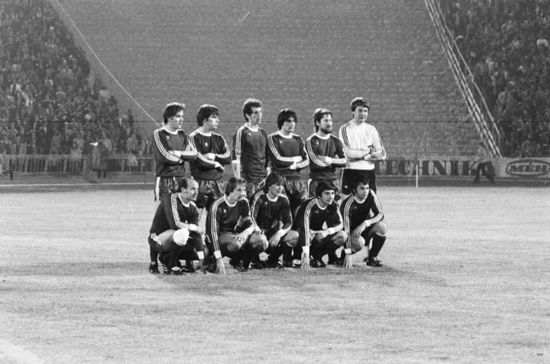 Futbalmeccsek : Újpest Dózsa-Honvéd 3:2; FTC-Vasas 1:1