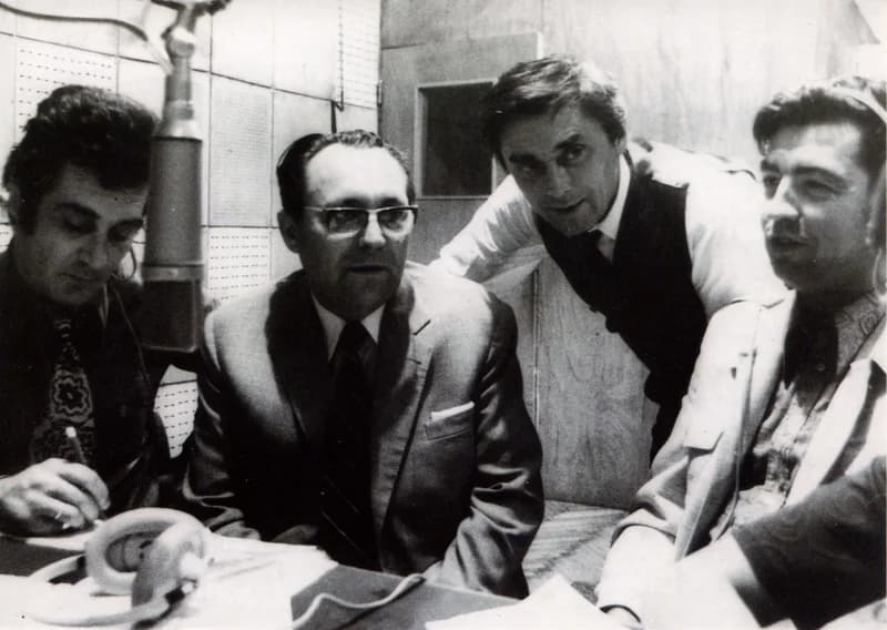 A lebombázott régi TV.K munkatársai