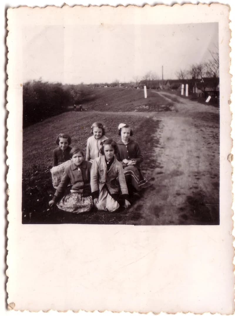 Lányok a töltésen