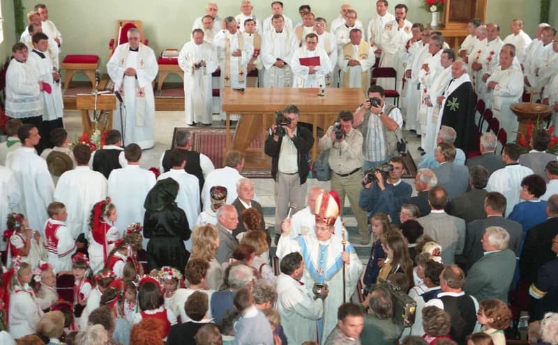 A temerini Lourdes-i Szűz Mária emléktemplom (Lourdes-i Boldogasszony templom)  felszentelési szertartása  és   ez  alkalomból  bemutatott szentmise, 2000. 7. 20,  Csütörtök