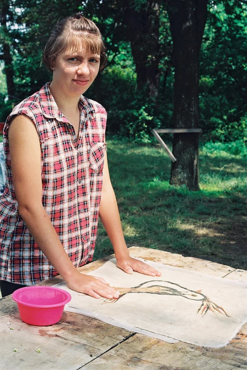  A 22. Temerini Alkotóműhely és Képzőművészeti Tábor résztvevője a Hevér tanyán