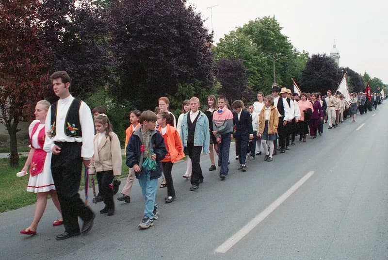 Temerin, Illés-napi menet, útban a Telep  városrészben  felépített, felszentelésre váró új templom felé