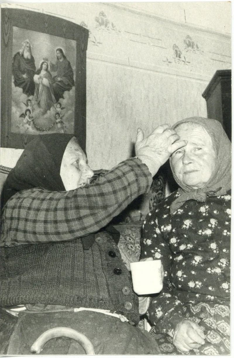 Szenesvízzel gyógyító asszony