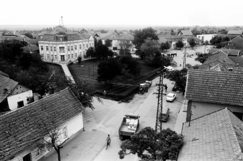 Magyarkanizsa: áruház, főutca, városháza