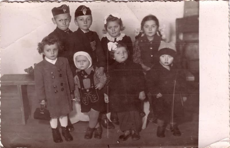 Gyerekek ünneplő ruhában