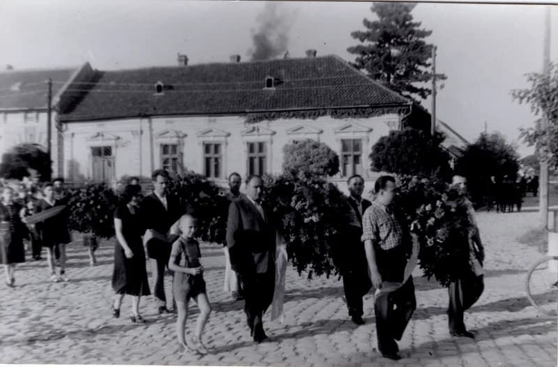 Koszorúzási menet a Tyúkpiacnál