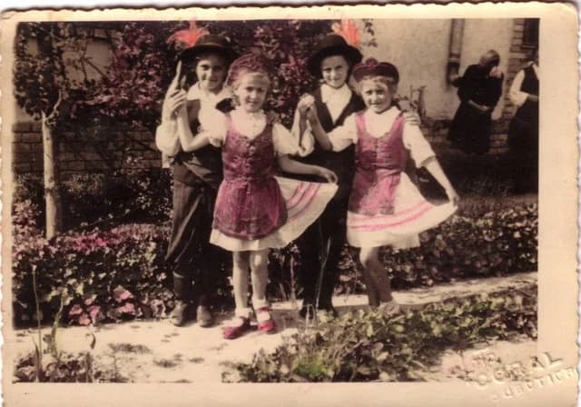 Diákok magyaros ruhában