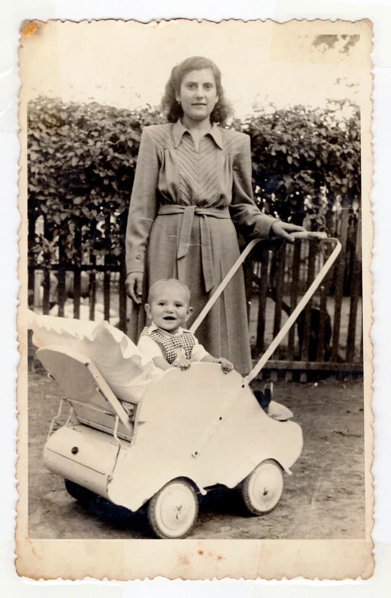 Anya és kisfia babakocsival