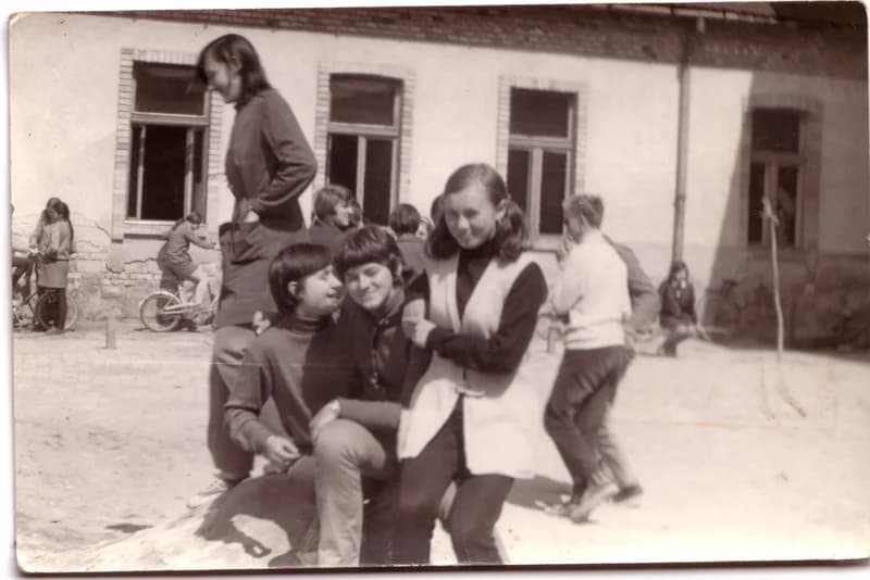 Diákok az iskolaudvaron