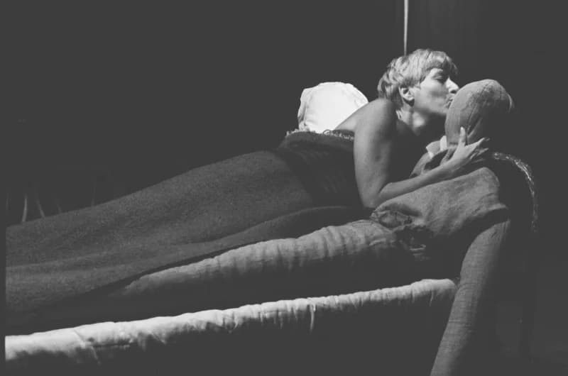 Tolnai: Izéke homokozója, Bayer