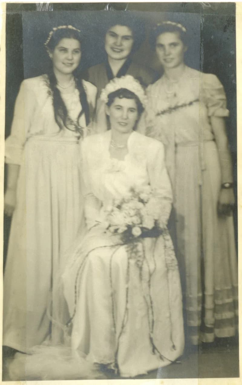 Esküvői kép – Menyasszony és koszorúslányok