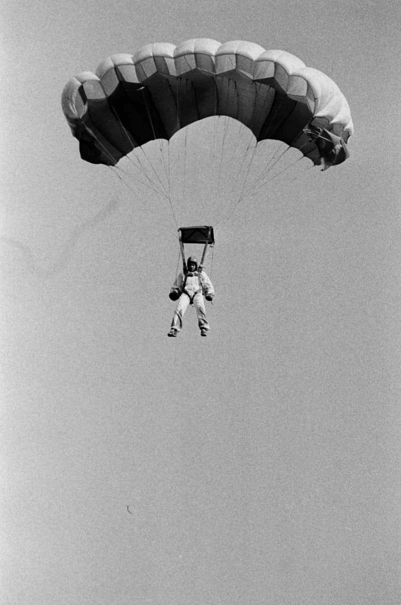 Ejtőernyősök a cseneji reptéren