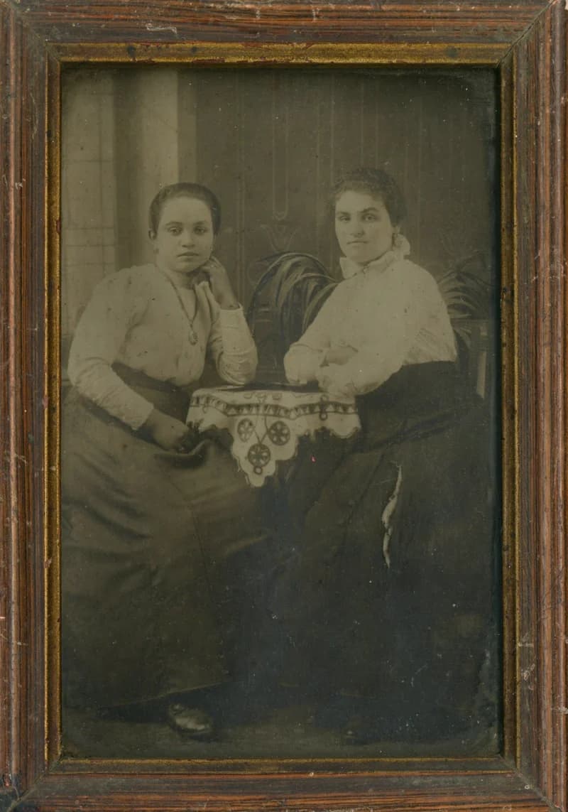 Két szajáni nő portréja