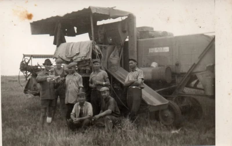 Hatos Gazdasági Egység a kombájnnal, Tornyoson