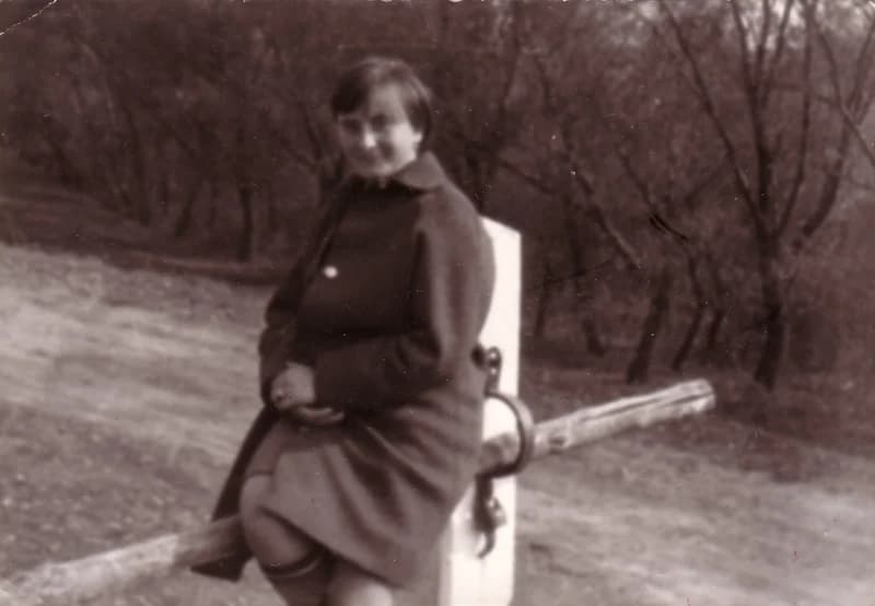 Lány a töltés rámpánál