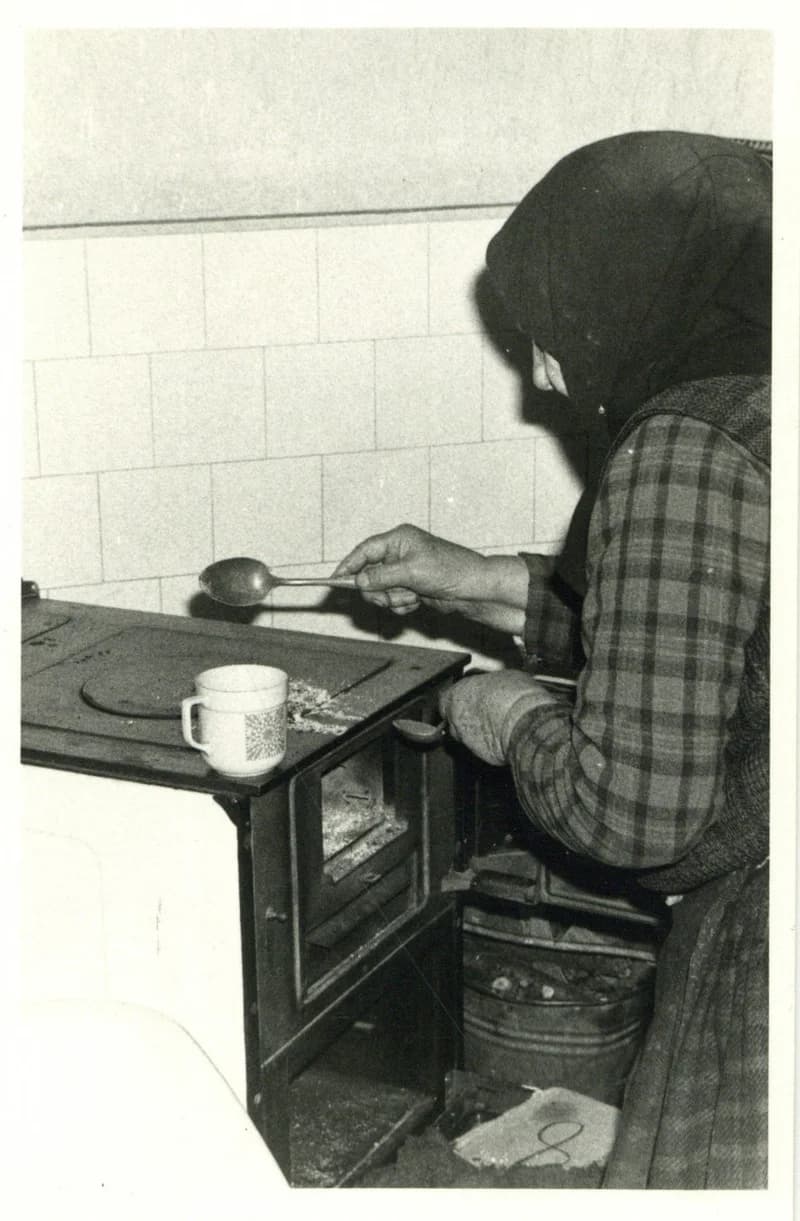 Szenesvízzel gyógyító asszony