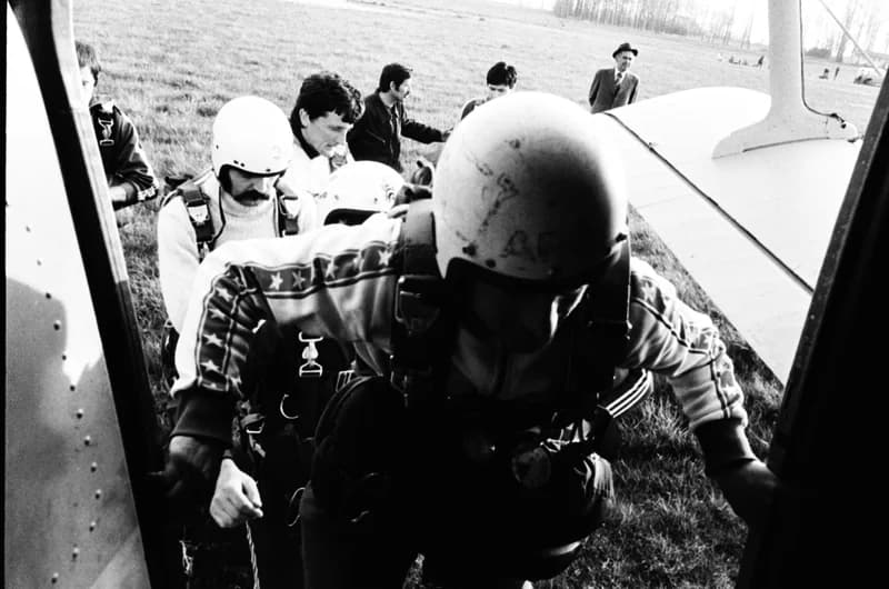 Ejtőernyősök a cseneji reptéren