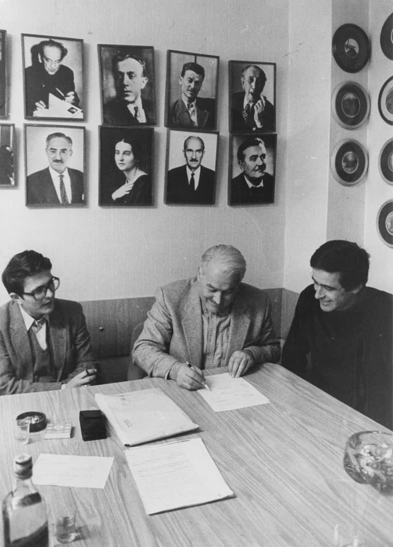 Dr. Papp József aláírja a szerződést 