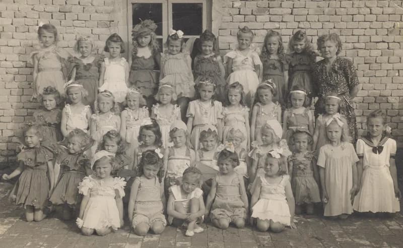 Óvodás csoportkép tündérjelmezben 