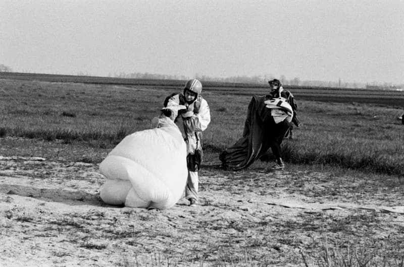 Ejtőernyősök a cseneji reptéren