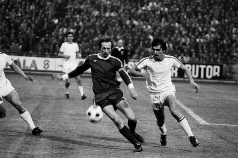 Futbalmeccsek : Újpest Dózsa-Honvéd 3:2; FTC-Vasas 1:1