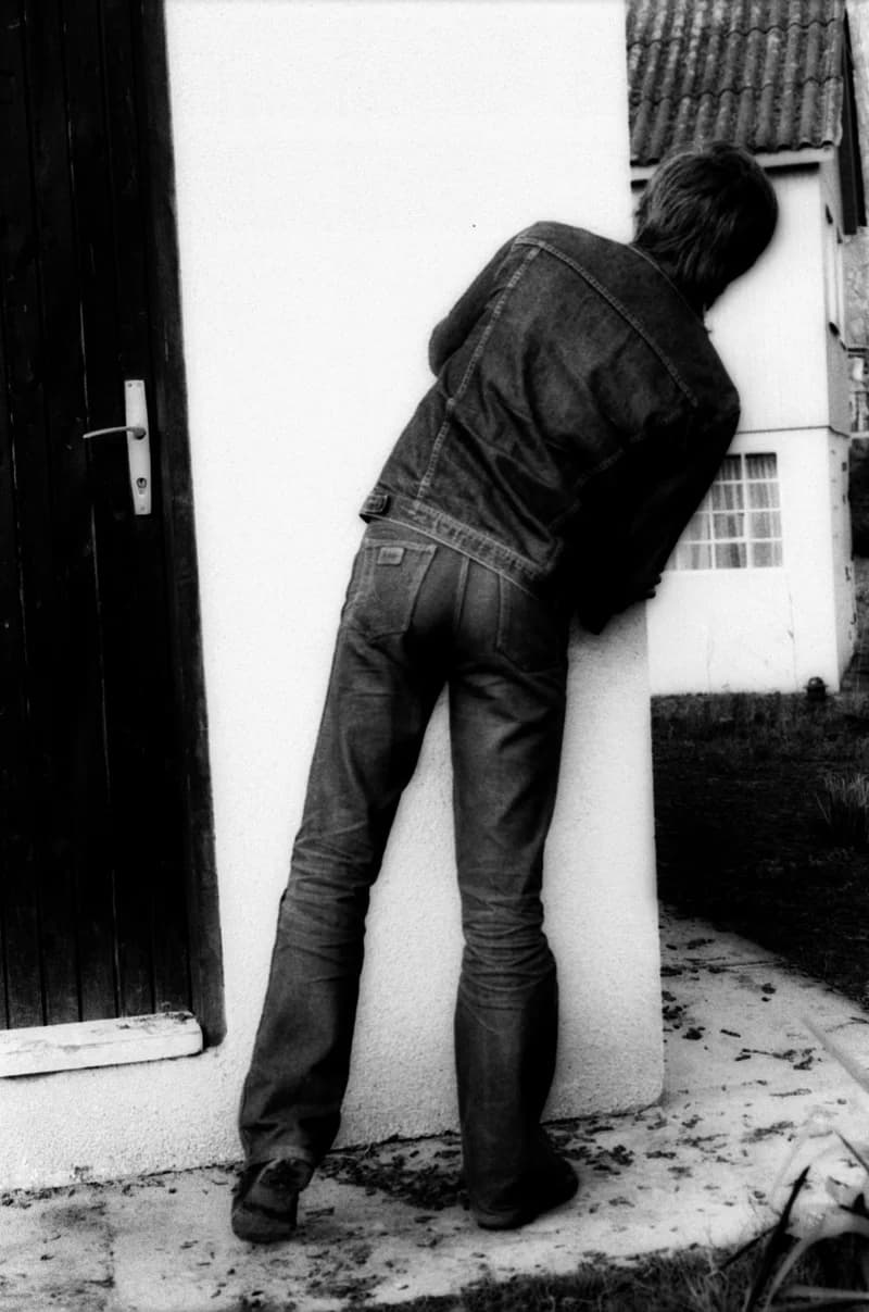 Baráth kinéz a sarok mögül