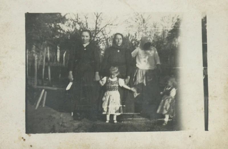 Hertelendyfalvi asszonyok és kislányok