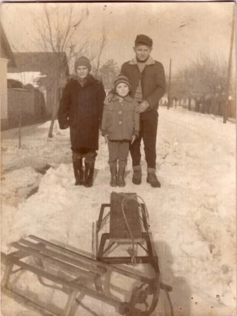 Gyerekek szánkókkal